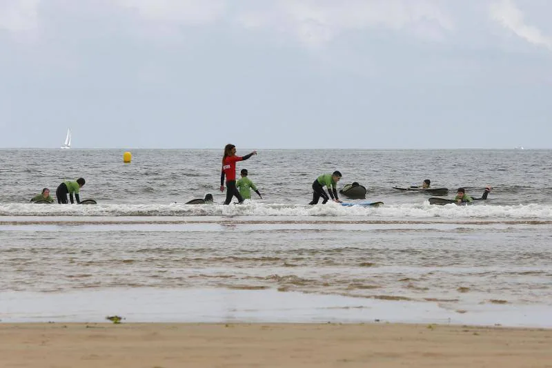 La playa llegará «en perfecto estado» al fin de semana, anticipa el Ayuntamiento, que ayer izó las banderas verde y amarilla