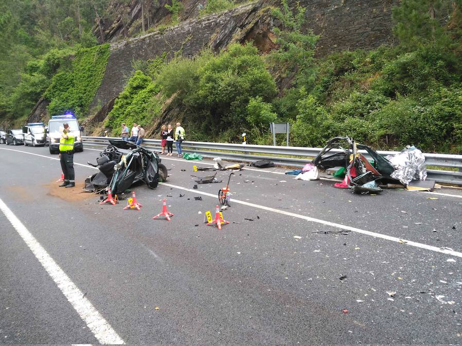 El suceso se produjo en la N-640 al colisionar un turismo con un camión. 