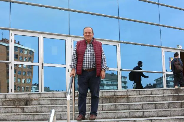 Manuel Baña, coordinador de balonmano de la Atlética, delante del polideportivo del Quirinal. 