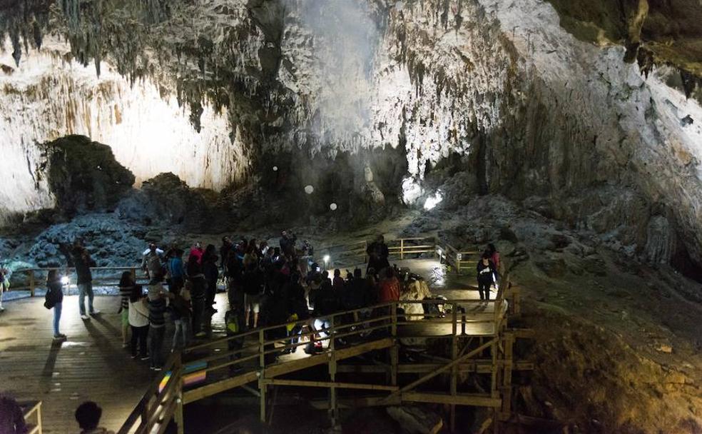Cuevona de Ardines. Visitantes en la gruta ubicada en Ribadesella.