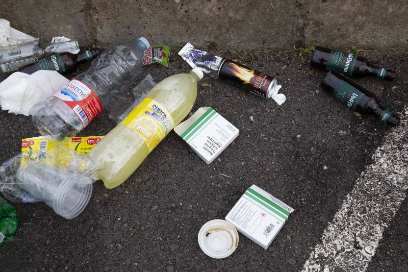 Fotos: Restos del botellón en la Escuela de Marina Civil de Gijón