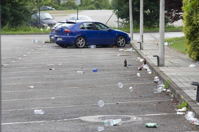 Fotos: Restos del botellón en la Escuela de Marina Civil de Gijón