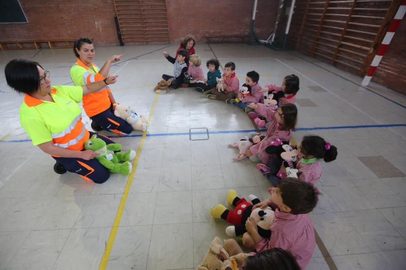 102 alumnos de infantil participaron en un simulacro y un taller impartido por técnicos de transporte sanitario