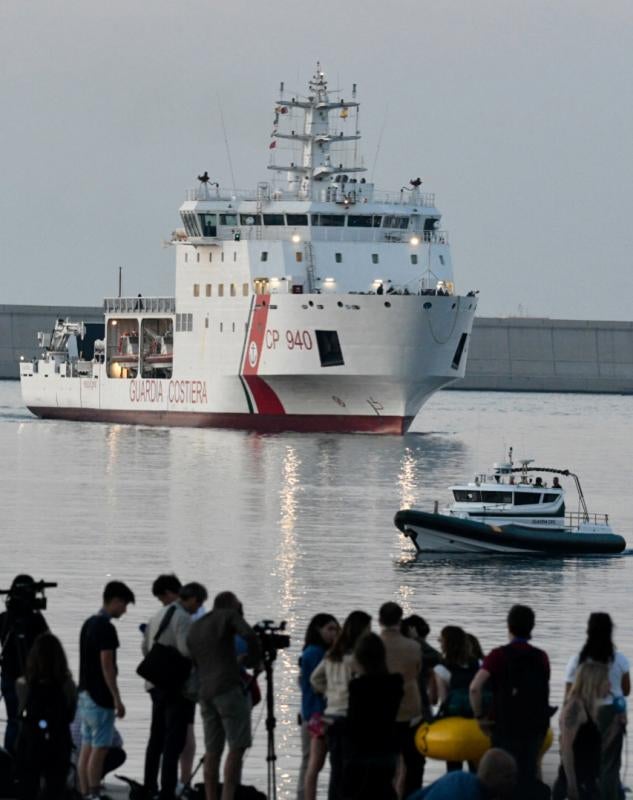 Aplausos y muestras de alegría de los inmigrantes a su llegada a España