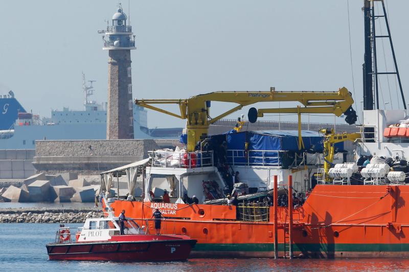 Aplausos y muestras de alegría de los inmigrantes a su llegada a España