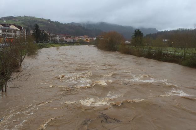 Una de las crecidas del río registradas este año a su paso por Arriondas. 