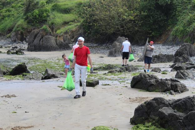 La recogida de residuos, en la playa de Aramar. 