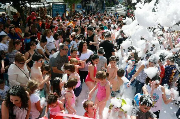 La fiesta de la espuma sirvió de reclamo para reunir a cientos de adultos y niños.
