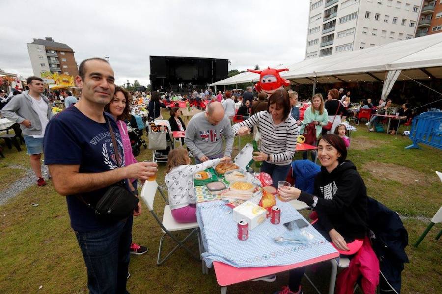 La Real Banda de Gaitas Ciudad de Oviedo y la orquesta Waykas amenizaron la jornada