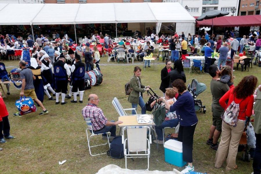 La Real Banda de Gaitas Ciudad de Oviedo y la orquesta Waykas amenizaron la jornada