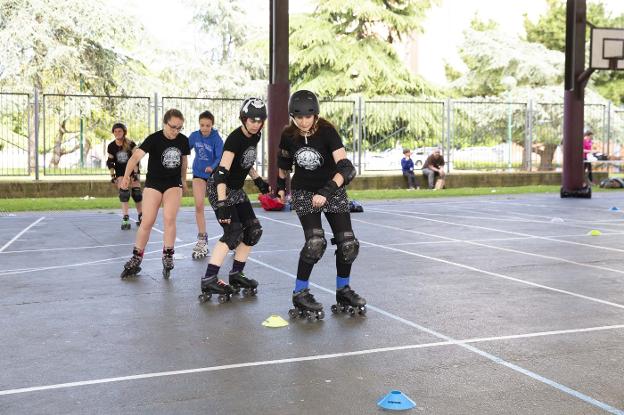 Varias jóvenes participan en la prueba de obstáculos. :: D. MORA