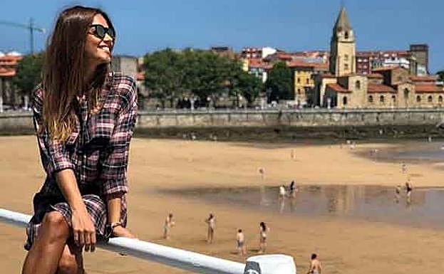 El merecido descanso de Lara Álvarez en Gijón