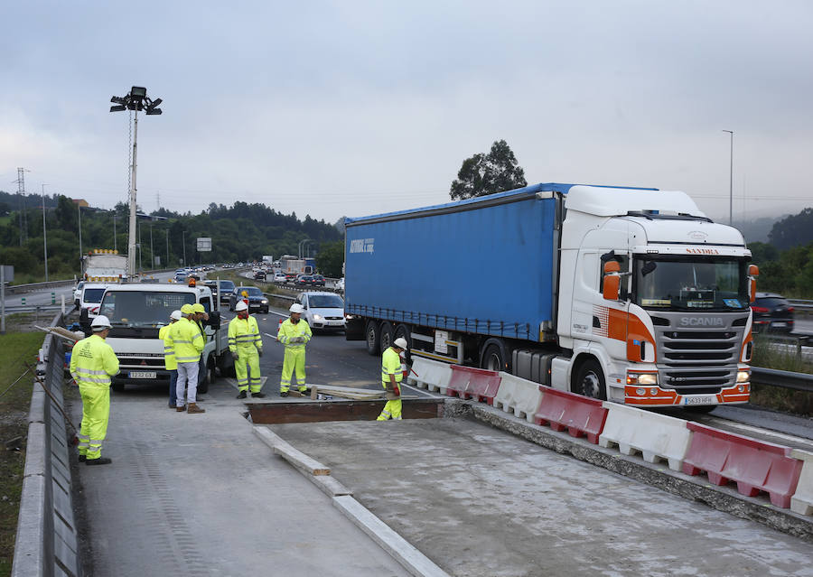 Varios kilómetros de retenciones en la 'Y' en sentido Gijón y Oviedo por el corte de un carril a la altura de la gasolinera de El Montico. Se debe a la ejecución de obras de reparación del firme que se alargarán hasta el viernes.