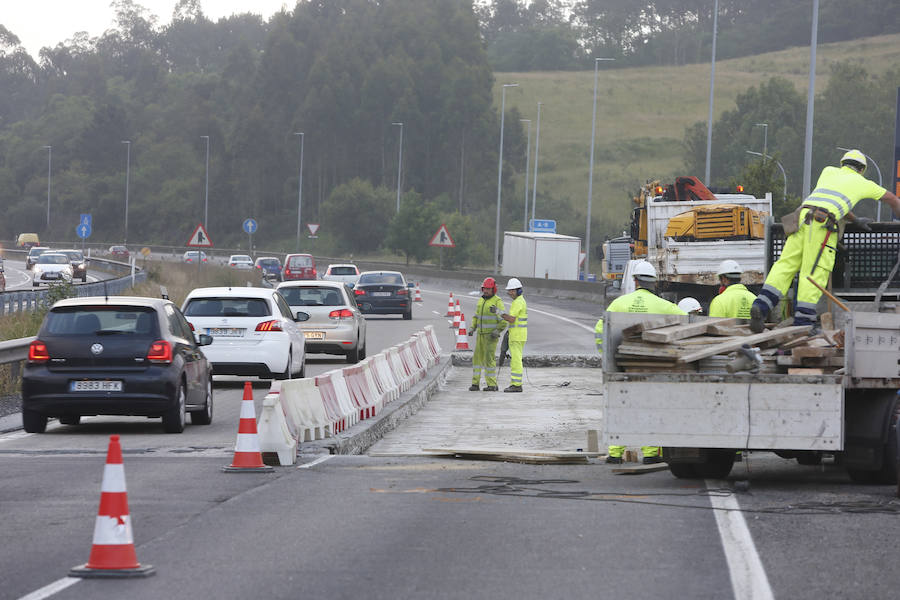 Varios kilómetros de retenciones en la 'Y' en sentido Gijón y Oviedo por el corte de un carril a la altura de la gasolinera de El Montico. Se debe a la ejecución de obras de reparación del firme que se alargarán hasta el viernes.