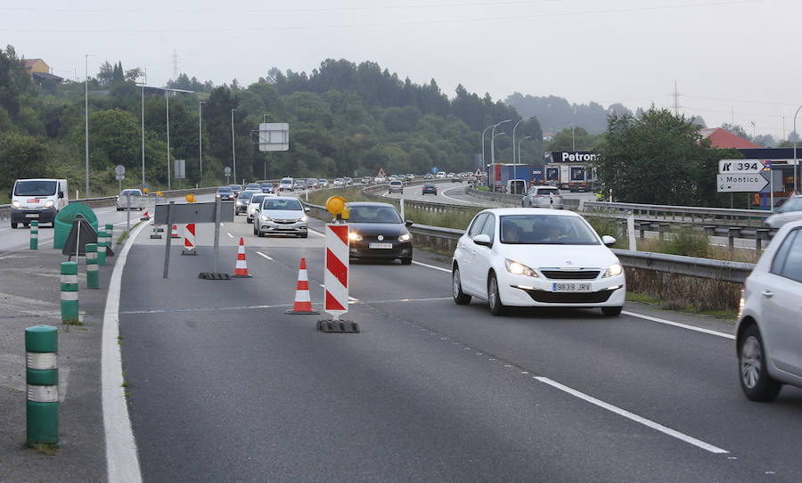 Varios kilómetros de retenciones en la 'Y' en sentido Gijón y Oviedo por el corte de un carril a la altura de la gasolinera de El Montico. Se debe a la ejecución de obras de reparación del firme que se alargarán hasta el viernes.