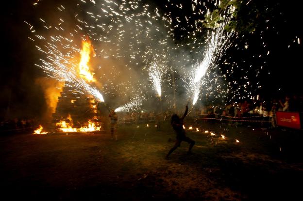 Espectáculo durante la fiesta de San Juan en Trasona. 