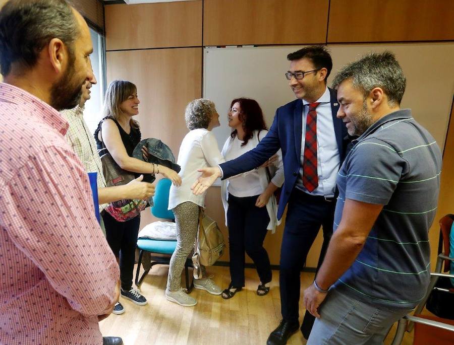 El consejero de Educación y Cultura, Genaro Alonso, ha hecho entreda de los distintivos a seis centros seleccionados para formar parte de la red asturiana de Centros Escolares Promotores de la Actividad Física y de la Salud