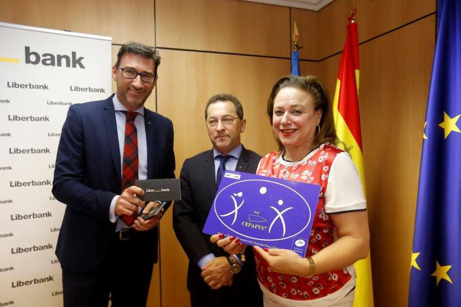 El consejero de Educación y Cultura, Genaro Alonso, ha hecho entreda de los distintivos a seis centros seleccionados para formar parte de la red asturiana de Centros Escolares Promotores de la Actividad Física y de la Salud