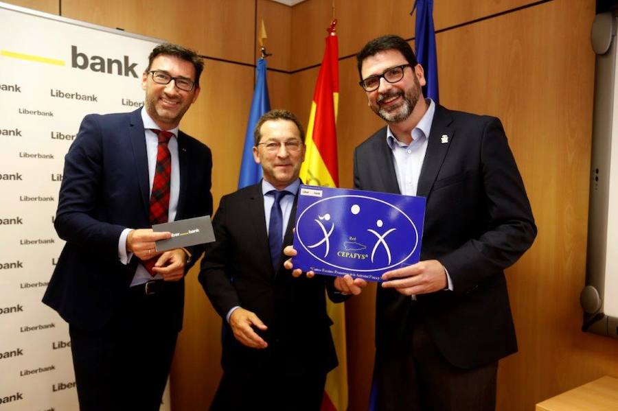 El consejero de Educación y Cultura, Genaro Alonso, ha hecho entreda de los distintivos a seis centros seleccionados para formar parte de la red asturiana de Centros Escolares Promotores de la Actividad Física y de la Salud