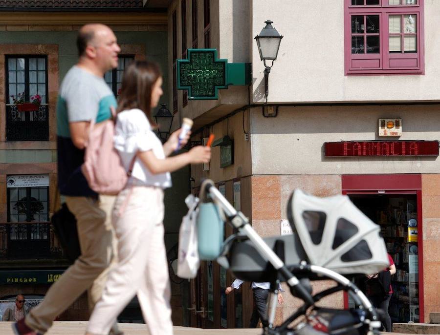 No ha lucido sol pleno a lo largo de la jornada, pero sí ha habido mucho calor. Y los asturianos han intentado combatirlo como han podido. Mañana descienden las temperaturas