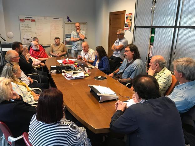 Los afectados se reunieron con el grupo municipal socialista en el Ayuntamiento. 