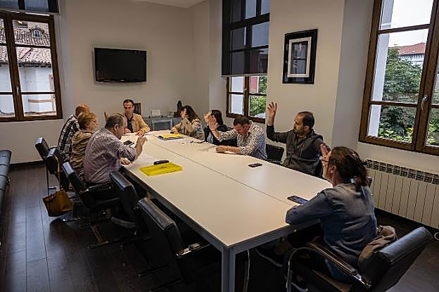 Votación en el pleno de Ribadedeva celebrado ayer. 