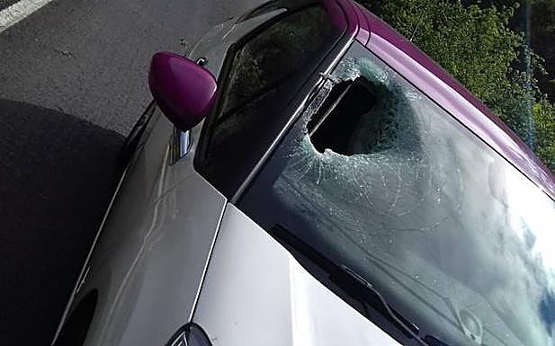 La roca impactó en la zona del copiloto y atravesó por completo el cristal.