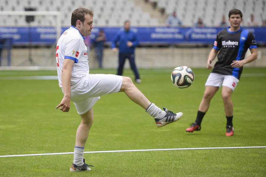 Cerca de medio millar de aficionados del Real Oviedo participaron en el 'Partido de las Estrellas' que organizó un año más la empresa Mahou, una de las patrocinadoras del club