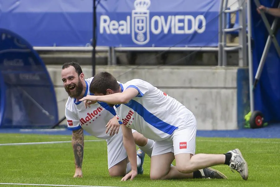 Cerca de medio millar de aficionados del Real Oviedo participaron en el 'Partido de las Estrellas' que organizó un año más la empresa Mahou, una de las patrocinadoras del club