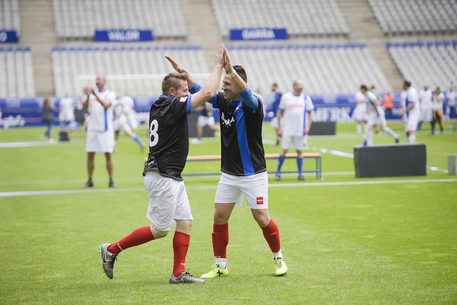 Cerca de medio millar de aficionados del Real Oviedo participaron en el 'Partido de las Estrellas' que organizó un año más la empresa Mahou, una de las patrocinadoras del club