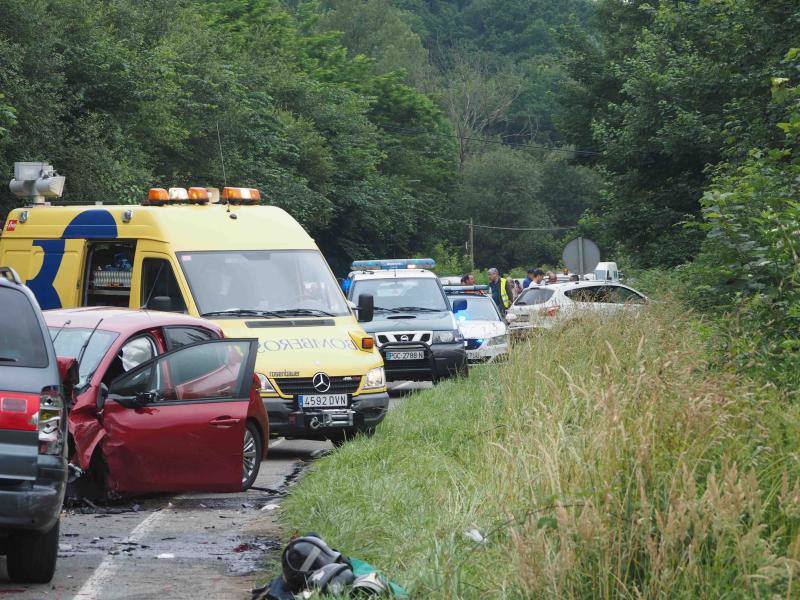 Una joven de 24 años de Cangas de Onís ha fallecido en un accidente ocurrido en la AS-114 en Corao en el que se han visto implicados cuatro vehículos. Otras dos personas han resultado heridas de consideración.