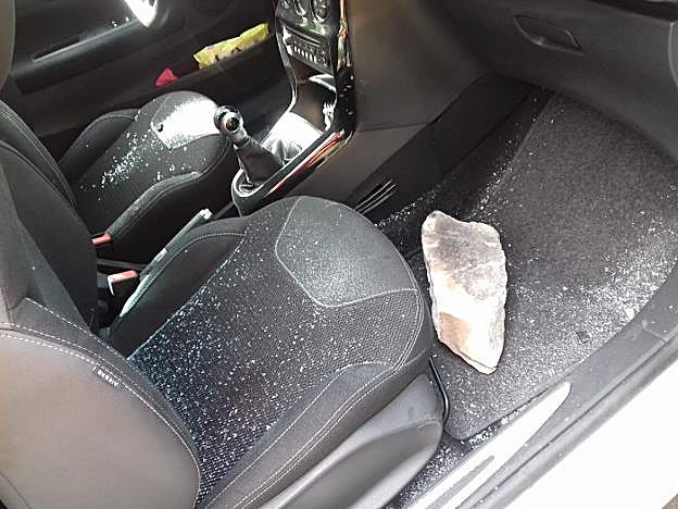 Uno de los pedazos quedó alojado bajo el asiento del copiloto. 