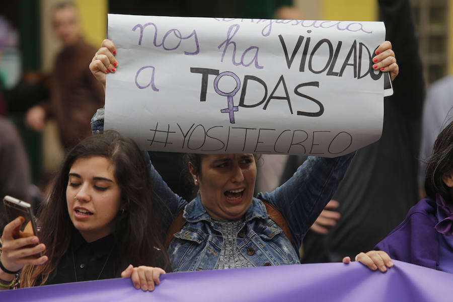 Cientos de personas secundan las concentraciones de rechazo a la salida de prisión de los miembros de 'La Manada'