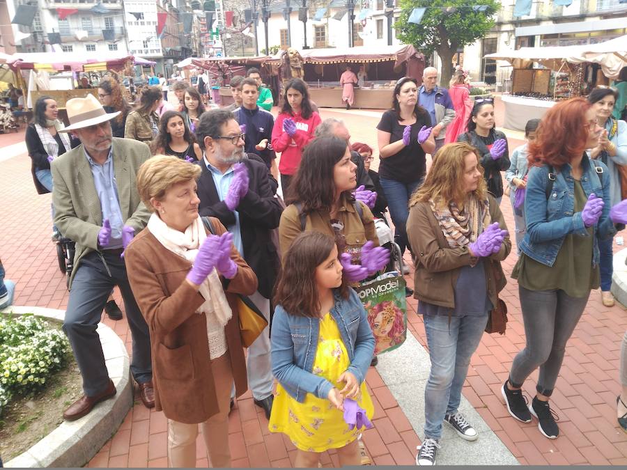 Fotos: Concentración contra la libertad provisional de &#039;La Manada&#039; en Luarca