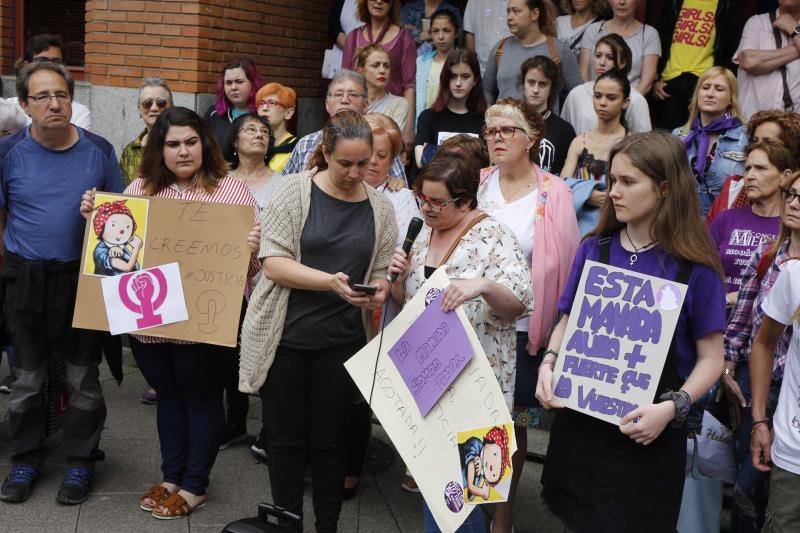 Cientos de personas secundan las concentraciones de rechazo a la salida de prisión de los miembros de 'La Manada'