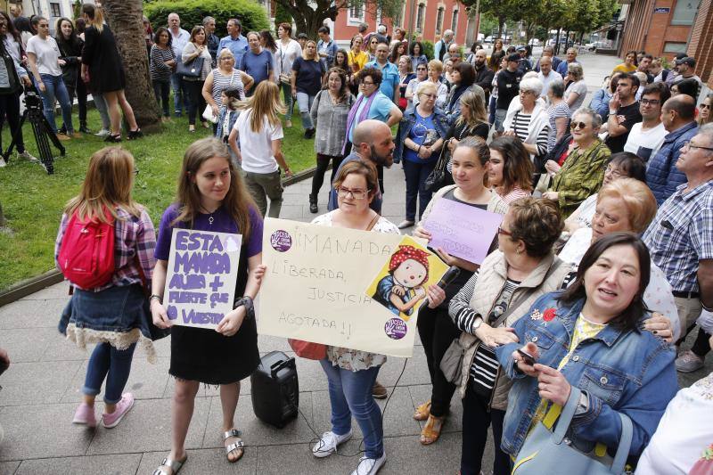 Cientos de personas secundan las concentraciones de rechazo a la salida de prisión de los miembros de 'La Manada'