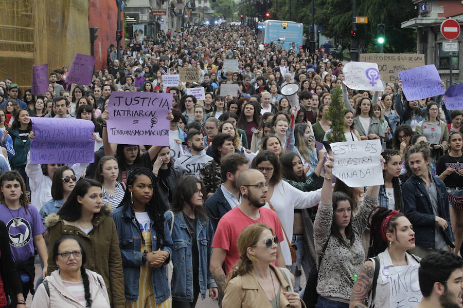 Fotos: Oviedo se manifiesta contra la libertad provisional de &#039;La Manada&#039;