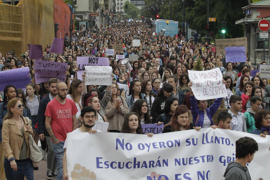 Cientos de personas secundan las concentraciones de rechazo a la salida de prisión de los miembros de 'La Manada'