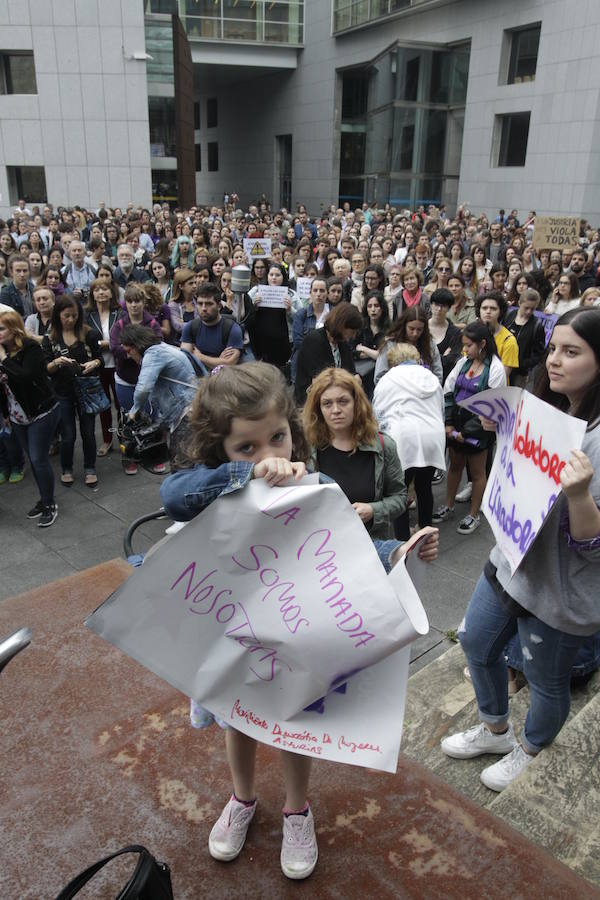 Fotos: Oviedo se manifiesta contra la libertad provisional de &#039;La Manada&#039;