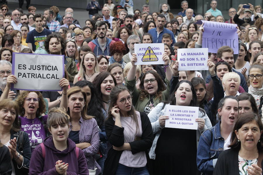 Fotos: Oviedo se manifiesta contra la libertad provisional de &#039;La Manada&#039;