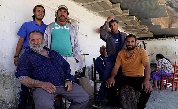 Juan Manuel Heredia 'El Canuto' (i) posa en su casa rodeado por familiares.