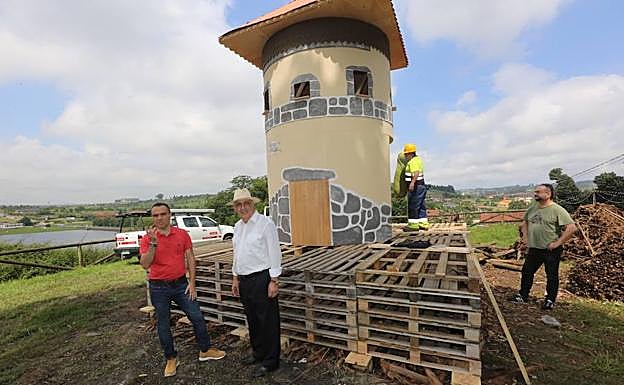 Iván Fernández y Rafael Alonso supervisaron esta mañana los últimos trabajos de montaje. 