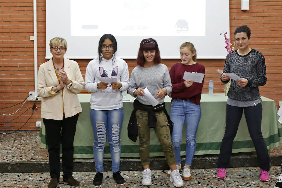 El IES Roces ha acogido este viernes la entrega de diplomas a los estudiantes que ha sido tutores en el 'Programa TEI' (Tutoría Entre Iguales)