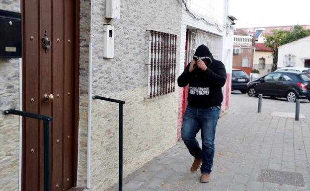 Un hombre con la cara cubierta accede a la vivienda de El Prenda.