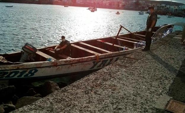 Galería. Cayuco rescatado cuando estaba a punto de llegar a la costa del sur de Gran Canaria con 129 inmigrantes a bordo.