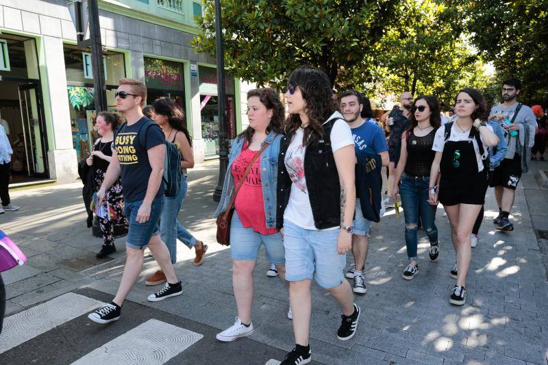 La manifestación del Orgullo, que reunió a cientos de personas, reclamó la urgente tramitación de una ley para proteger a las personas transexuales