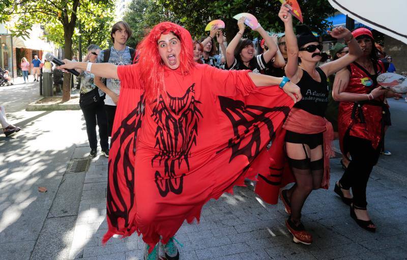 La manifestación del Orgullo, que reunió a cientos de personas, reclamó la urgente tramitación de una ley para proteger a las personas transexuales