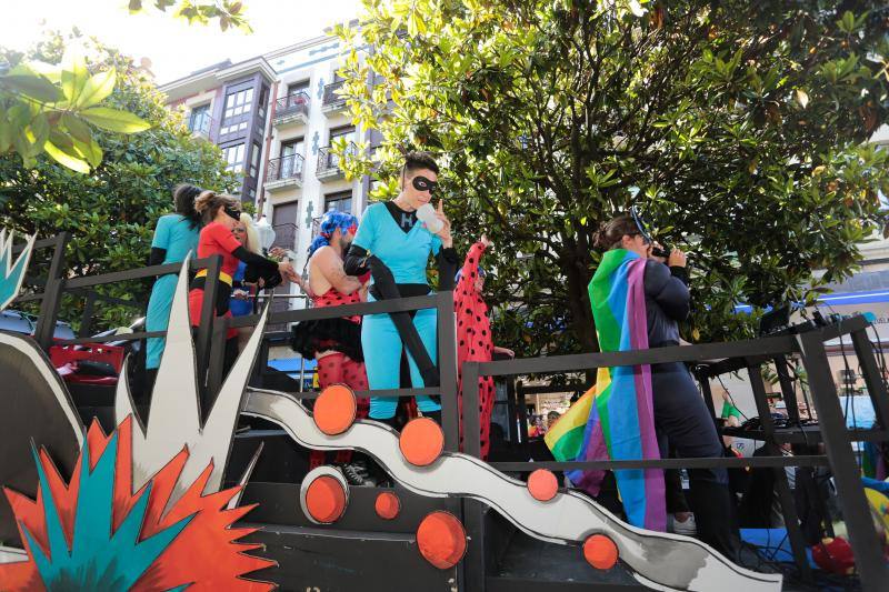 La manifestación del Orgullo, que reunió a cientos de personas, reclamó la urgente tramitación de una ley para proteger a las personas transexuales