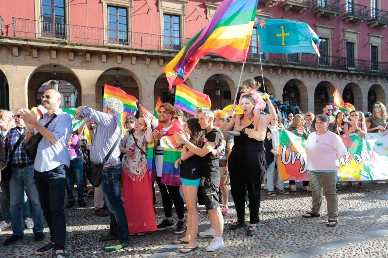 La manifestación del Orgullo, que reunió a cientos de personas, reclamó la urgente tramitación de una ley para proteger a las personas transexuales