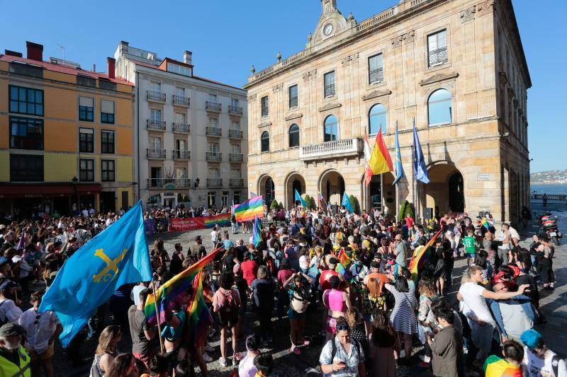 La manifestación del Orgullo, que reunió a cientos de personas, reclamó la urgente tramitación de una ley para proteger a las personas transexuales